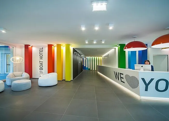 מלון Boat - The Original 3*